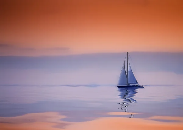 Voilier sur la mer au coucher du soleil — Photo
