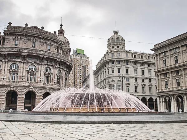 Kašna na náměstí piazza de ferrari v Janově stříká voda růžová — Stock fotografie