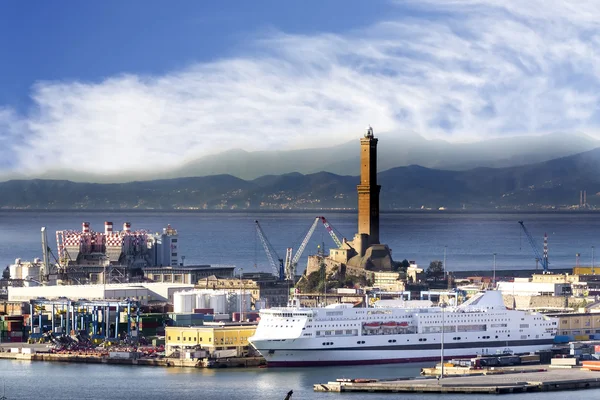El puerto de Génova con su faro — Foto de Stock