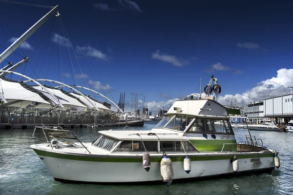 Fischerboot im Hafen von Genua — Stockfoto