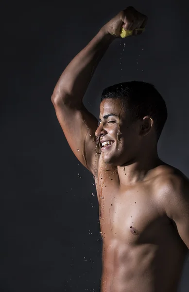 Young athlete cools down with water — Stock Photo, Image