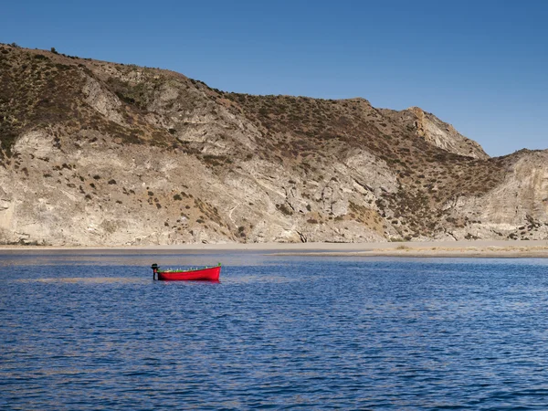 Barco vermelho na costa da Sicília, Itália — Fotografia de Stock