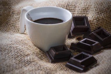 kahve ve çikolata küpleri bir fincan