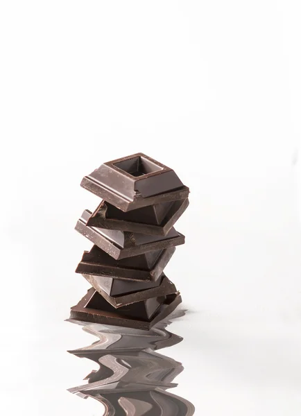 Carrés de chocolat sur fond blanc — Photo