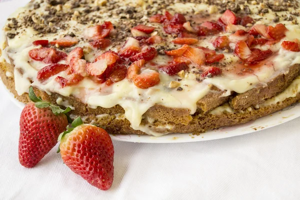 Torta di fragole e cioccolato su sfondo bianco — Foto Stock