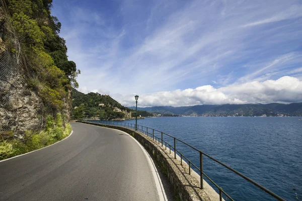 Portofino, silnice, která vede podél moře — Stock fotografie