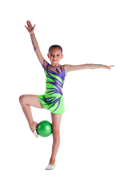 Unga gymnasten stå med grön boll — Stockfoto