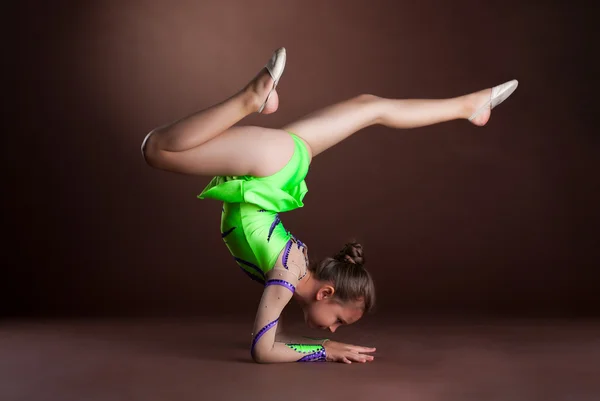 Liten tjej gymnast stå på händer — Stockfoto