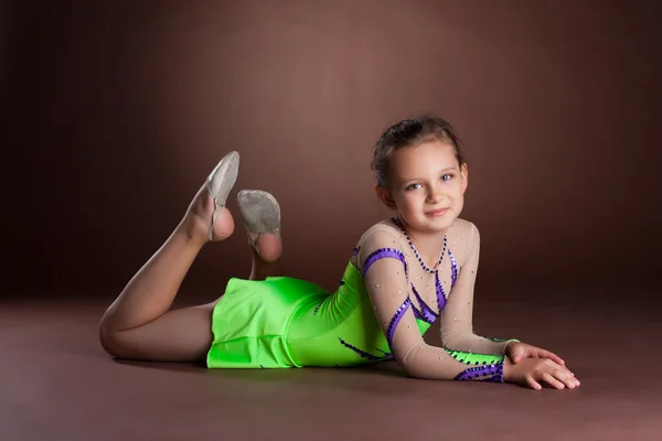 Giovane ragazza adolescente in costume da ginnasta verde posa — Foto Stock