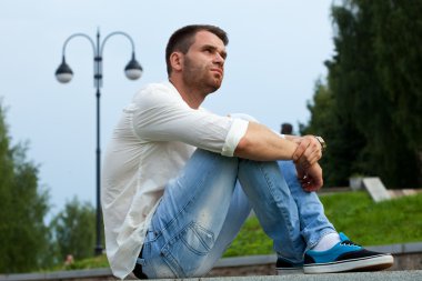 yorgun delikanlı sınır yaz parkta oturmak