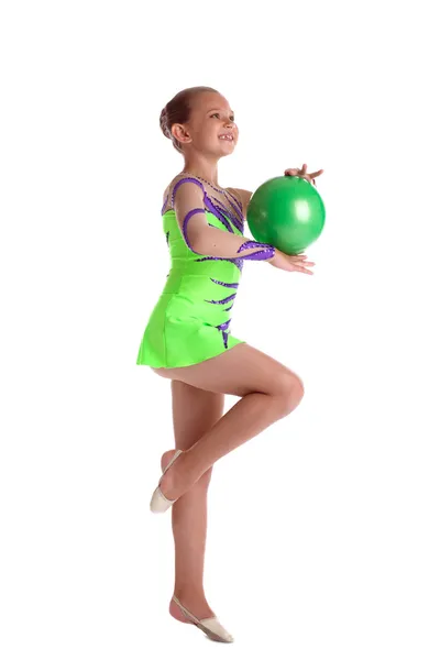 Junge Kinderturnerin tanzt mit grünem Ball — Stockfoto