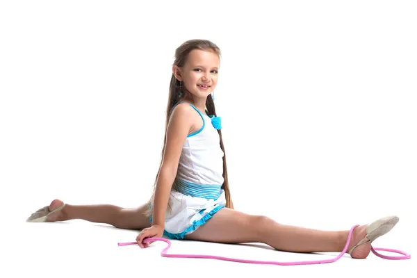 Malé dítě gymnastka dělá split se švihadlo — Stock fotografie