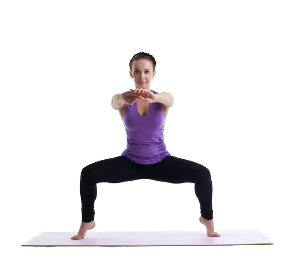 Joven morena posando en yoga sobre alfombra de goma — Foto de Stock