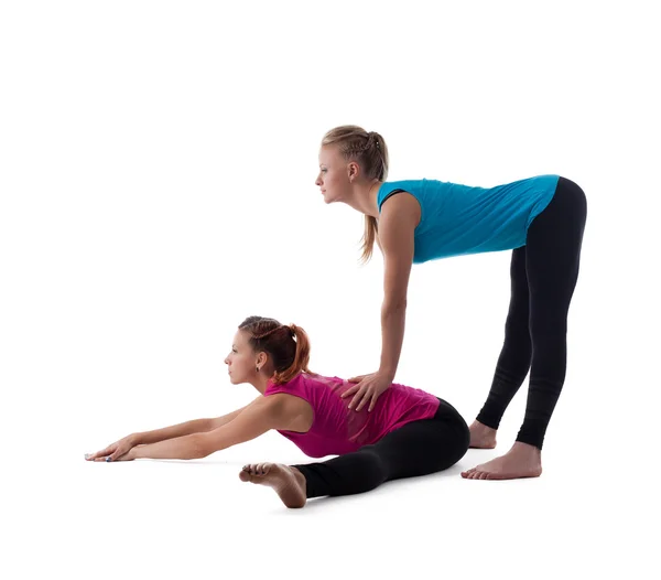 Instructor de fitness ayuda mujer ejercicio estiramiento —  Fotos de Stock