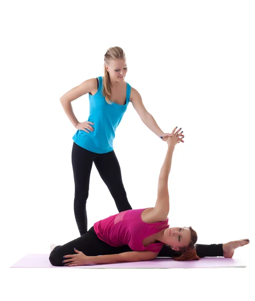 Dos mujer gimnasta entrenador ayuda haciendo estiramiento — Foto de Stock