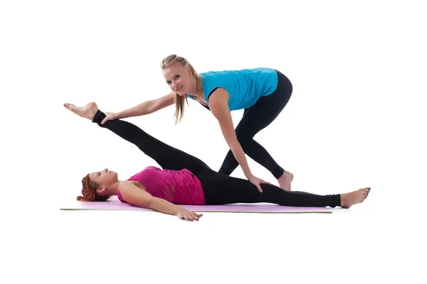 Fitnesstrainer helpen vrouw oefenen stretch — Stockfoto