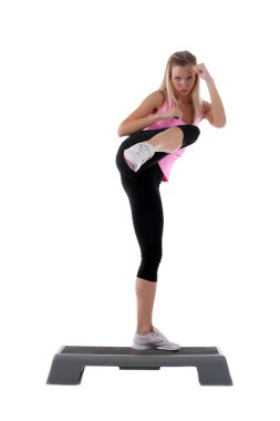 Genç sarışın bir kadın stand Step ve mücadele