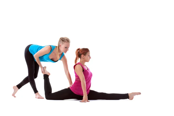 Instructor de fitness ayudar a mujer joven haciendo estiramiento —  Fotos de Stock