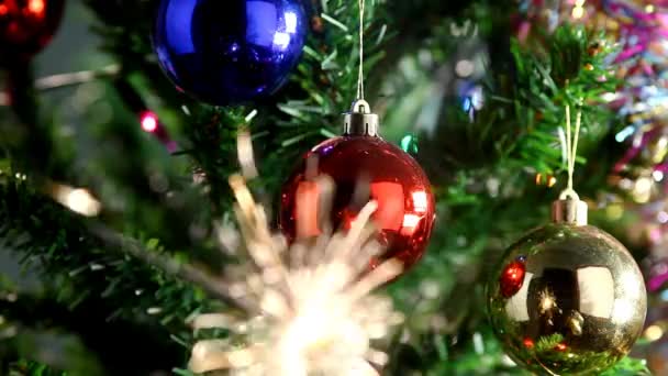 Kerstboom met kleur ballen en Bengalen sparkler — Stockvideo