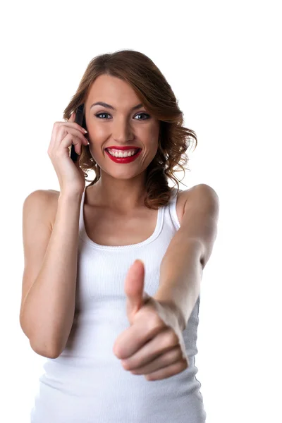 Fröhliche junge Frau telefoniert mit Handy und Daumen hoch — Stockfoto