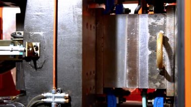 Kalıplama makinesi çalışmaları sırasında kırık plastik sıkmak