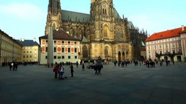 tarihi Prag Meydanı ve turist etrafında yürüyüş
