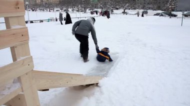 Kış Bahçesi slaytta anne ile bebek