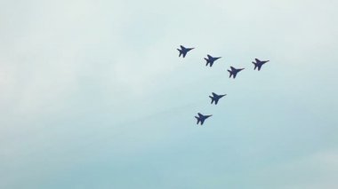Zhukovsky, Rusya Federasyonu - Ağustos 20: jetleri ekran takım sinek oluşumu sırasında maks-2011 airshow üzerinde Ağustos 20, 2011 yılında zhukovsky, Rusya Federasyonu
