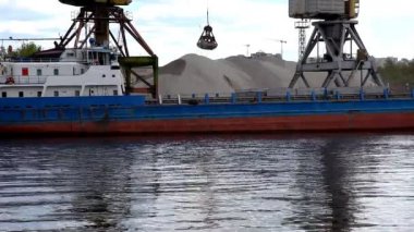 Geminin vinç kum kaldırır