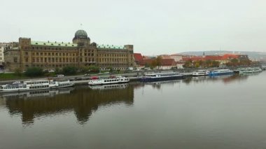 Prag üzerinde köprü vltava Nehri görüntüleyin.