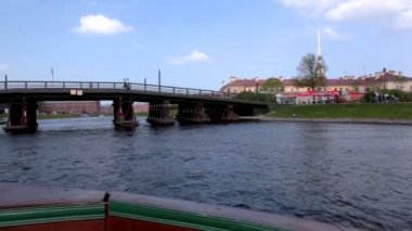 tekne brige altında yelken