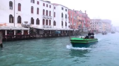 Venedik'te köprünün altında yolcu tekne yelken