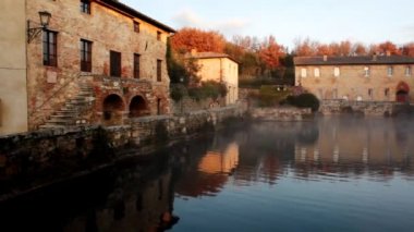 arka bahçesinde ve su kış gündoğumu, aynada evi