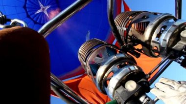 sıcak hava balonu uçan üzerinde jet dan ateş