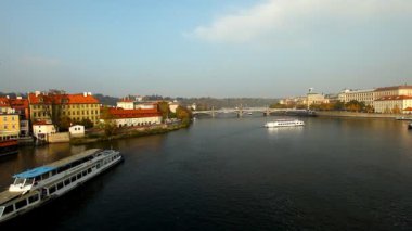 nehir üzerinde - zevk tekne hareket görüntülemek karlov bridge, prague, Çek Cumhuriyeti