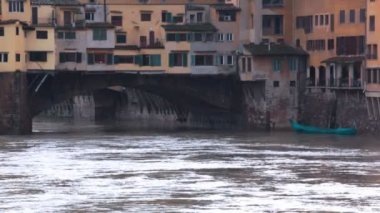 Floransa'daki ponte vecchio kanal üzerinde binalar