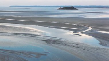 le mont saint michel taşkın zaman atlamalı su yükselişte