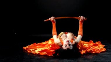 kadın yalan sabre ile