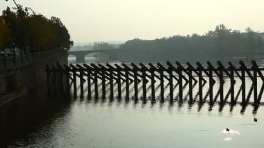 Prag merkezi kare akşam itibariyle turist yürümek