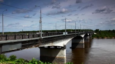 Vyatka nehir zaman atlamalı üzerinde köprü