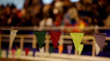 bariyer ve kalabalık stadyum bayrakları