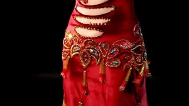 Kırmızı-bakmak ve gülümsemek kadın oryantal dans