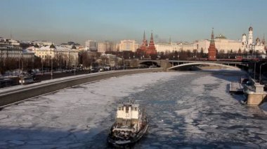 Moskova kremlin ve nehir zaman atlamalı kış gün batımında tekne