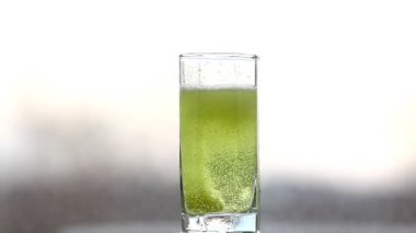 Sarı gaz su ve kabarcıkları ile tablet zaman atlamalı