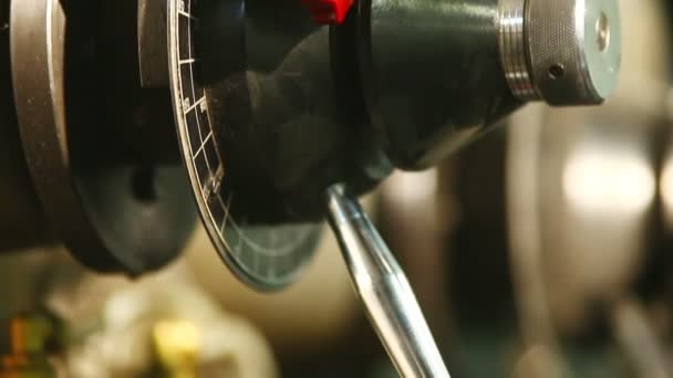 Pan sur le panneau de commande de l'énorme machine de presse 