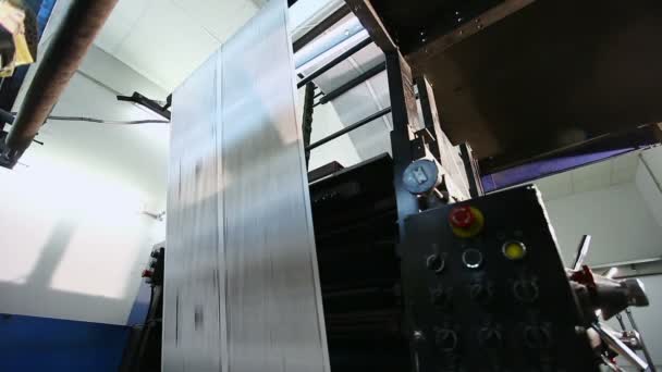Máquina de tipografia de imprensa impressa no trabalho — Vídeo de Stock