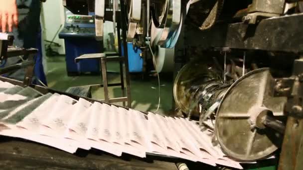 Пан на печатных машинах типографии в работе — стоковое видео