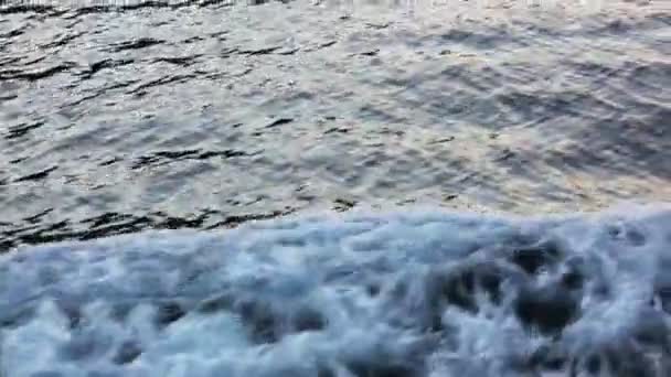 Espuma de agua de la ondulación al atardecer mar — Vídeos de Stock