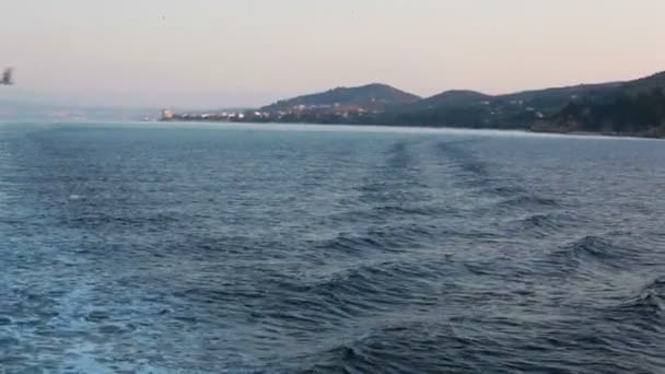 Vista trasera desde el barco de recreo en el mar — Vídeos de Stock