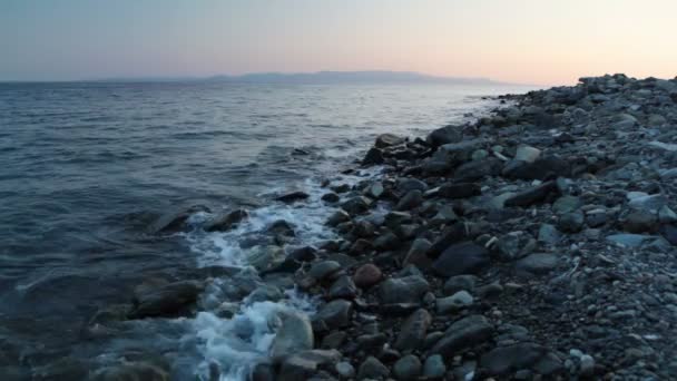 Playa al atardecer con olas de agua — Vídeos de Stock